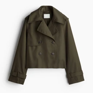 Olivgrön croppad trenchcoat - Olivgrön croppad trenchcoat från H&M i storlek xs! Slutsåld på hemsidan