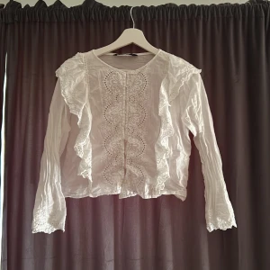 Vit blus Zara - Super söt zara blud med spets och detaljer. Perfekt t skolan eller jobb!🩷🩷🩷