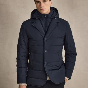 Mörkblå pufferjacka från John Henric - Snygg mörkblå pufferjacka från John Henric använt fåtal gånger då den är inköpt precis och då är som ny. Den har avtagbar huva, knappar och dragkedja framtill. Jackan har quiltad design, klassisk krage och två fickor samt en innerficka. Perfekt för kalla dagar och stilren look. Allt original följs med som påse o taggar.