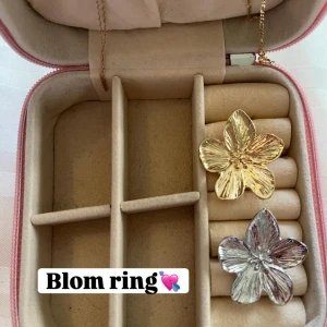 Blomformade ringar i guld och silver - Två stora ringar i form av blommor, en i glänsande guld och en i silver. Perfekta för dig som vill sticka ut med ett unikt och trendigt smycke. Blommornas detaljerade blad ger en cool och elegant vibe. SKRIV VILKEN DU VILL HA SILVER ELLER GULD