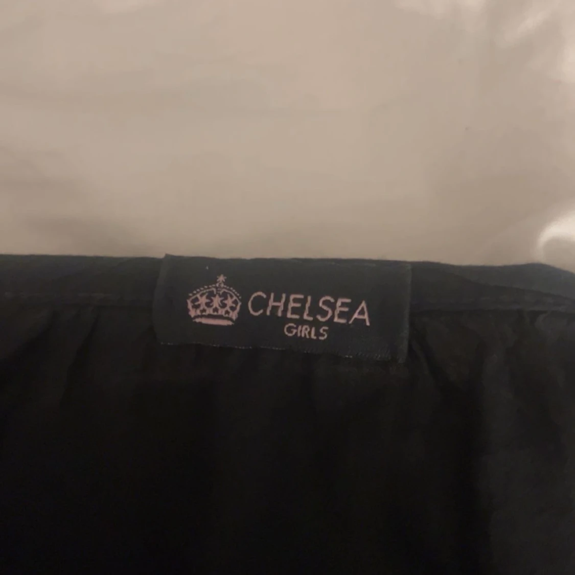Svart blus med knyt från Chelsea  - 2