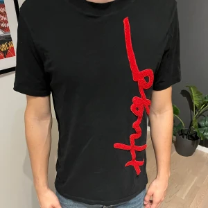 Hugo T-shirt  - Knappt använd. Stor i storlek 