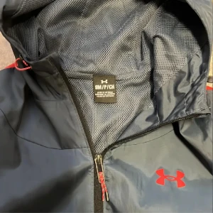 Under armour jacka  - En jacka som är riktigt fett. Unik färg och du kan nästan inte hitta den alls.
