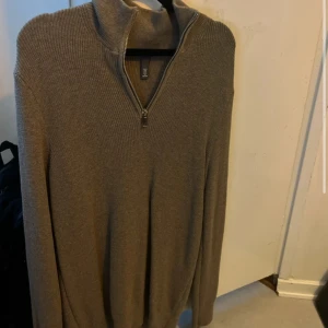 Beige stickad tröja med half zip - Snygg beige stickad tröja från H&M med hög krage och half zip-dragkedja. 