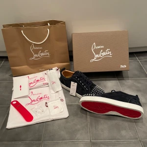 Christian Louboutin Skor - Skick 10/10. Allt orginal följer självklart med. Kvitto och äkthetsbevis finns självklart! Tveka inte vid frågor 😌 Storlek 42.