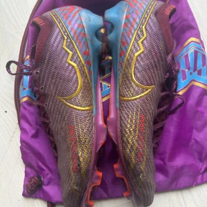 Nike Air Zoom Mercurial Vapor15 Mbappé edition - Nike Air Zoom Mercurial Vapor15 Mbappé edition i storlek 43 eu. Skorna är i mycket gott skick förutom ett mindre slitage på vänster yttersida. Med skorna tillkomer även påsen som tillhör.