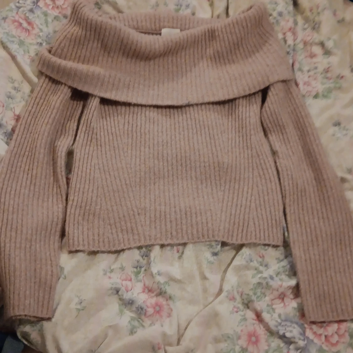 Ljusrosa ribbad offshouldertröja H&M