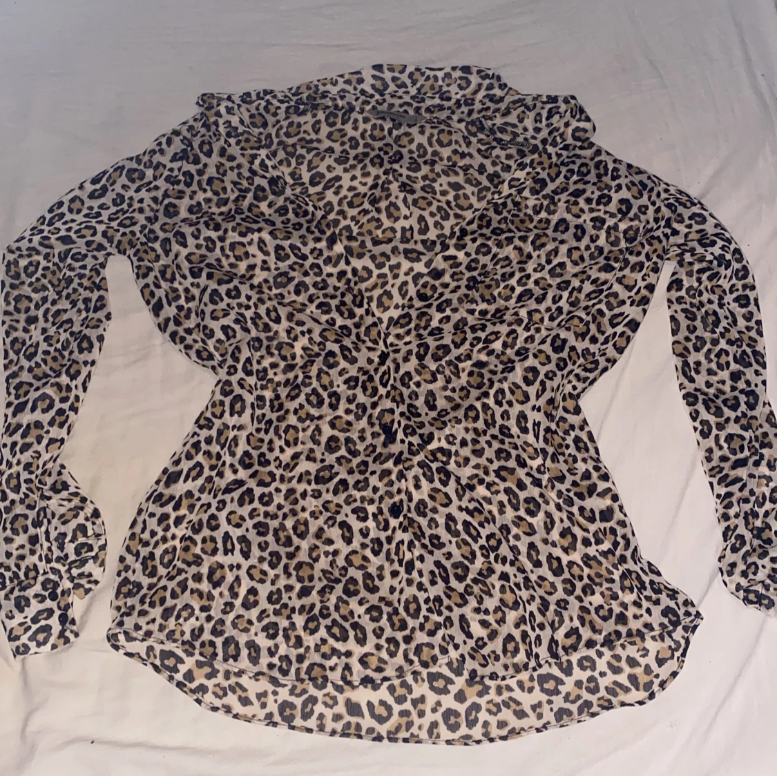 Leopardmönstrad skjorta med långa ärmar