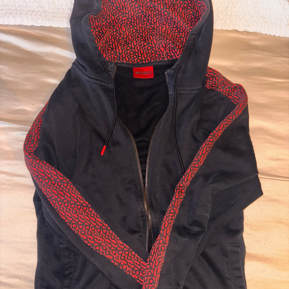 Svart/röd kofta från Hugo