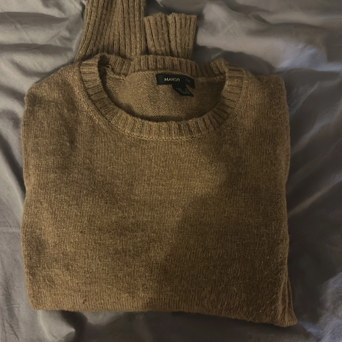 Beige/brun stickad tröja från Mango