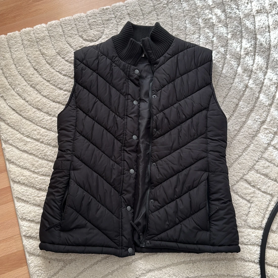Svart quiltad dunväst från Joy