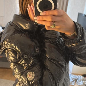 Moncler Maya jacka 💕 - Säljer min svarta moncler Maya jacka som är äkta( finns Qr kod för dom som är intresserade), Den är i storlek M( motsvarar storlek 38)💕 dragkedjan öppnar sig ibland men är enkelt och billigt att fixa. Jag köpte den med ett hål i fickan och inte brytt mig så mkt då hålet int är så stort att det ramlar ur saker, självklart lagar jag hålet innan den skickas. Skickar den så fort jag kan!💕💕 skriv gärna vid funderingar💕