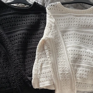 Två virkade tröjor  - Säljer två virkade tröjor från Amisu med snyggt hålmönster. Säljer både den svarta och vita i ett paket. I väldigt fint skick!💕