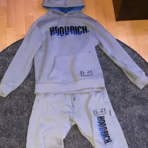 Grå Hoodrich traksuit - Den är orginal och väldigt fint skick.