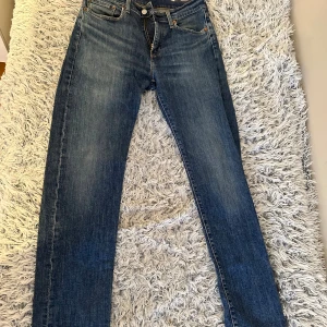 Levi's Premium blå jeans  - Säljer ett par klassiska Levi's Premium jeans i blå denim. Jeansen har rak passform,. Snyggt slitna detaljer och typisk Levi's-design med bruna sömmar och logga på bakfickan. Perfekta till sneakers eller boots. Bra skick och kvalitet. Storlek : W 30 L 32 
