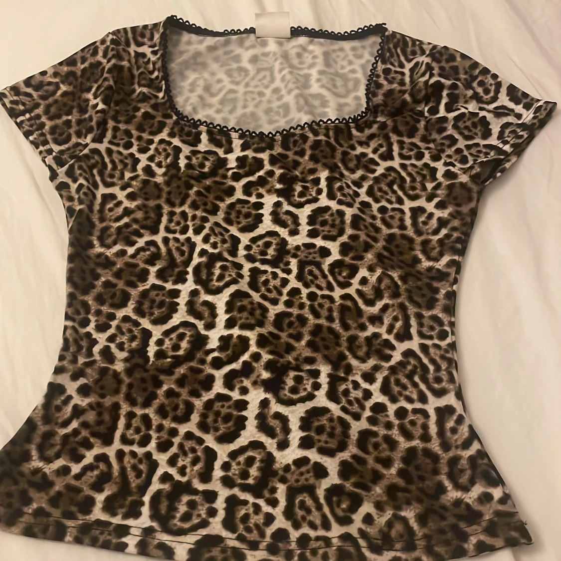 Leopardmönstrad topp från Stories XS