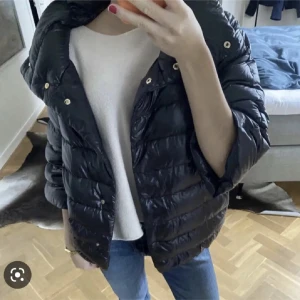 Herno jacka (svart) - Säljer en jättesnygg jacka från Herno med glansig finish och guldiga knappar. Jackan är i mycket bra skick då jag har använt den fåtal gånger. Enkel att matcha till jeans eller andra outfits för en fin look! Skriv vid eventuella frågor🤗