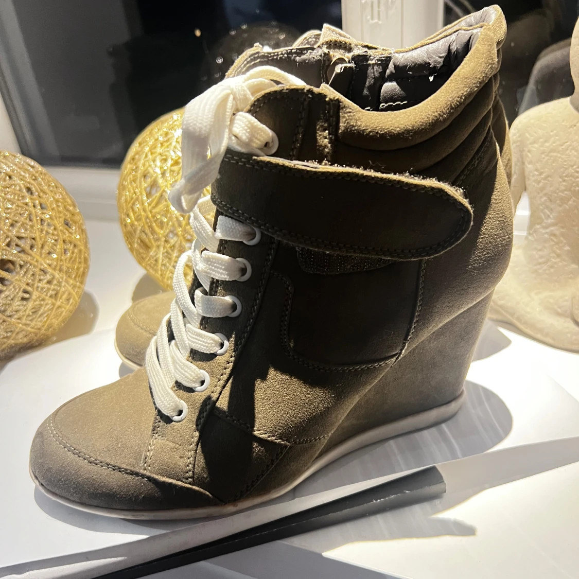 Khakifärgade sneakers med kilklack och snörning - 1