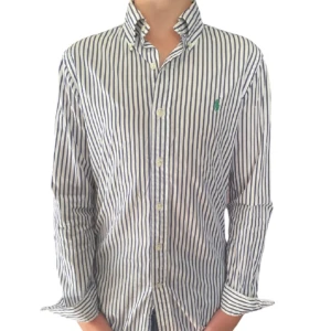 Ralph Lauren skjorta - Ralph lauren skjorta i storlek s Slim fit  Killen på bilden är 174cm Kontakta mig om ni har några frågor!