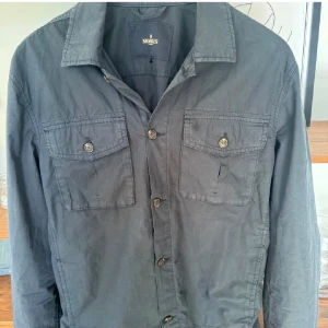 Svart overshirt från Morris - Snygg svart overshirt från Morris. Då den är för stor för mig och inte kommit till användning! kvitto och tagg finns! hör av er vid frågor och funderingar!