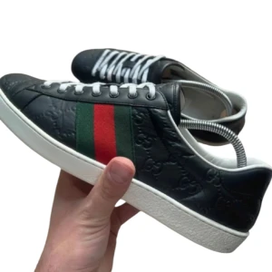 Gucci ace skor - Säljer dessa gucci ace skor i bra skick Storlek 43 Det ändå som jag skulle säga är slitet är snörena men jag slänger med ett par extra om man vill Box ingår Skriv om ni har några funderingar 