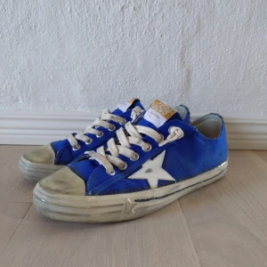 Golden goose sneakers - Ett par limited edition golden goose Vstar. Som nya, 9.5/10 i skick. Nypris cirka 5000kr. Pris 3200kr. Bara att höra av sig vid någon fundering!