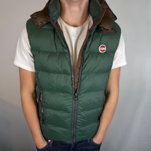 Colmar Väst - En sjukt fet väst från colmar med avtagbar luva i fint skick! Sitter som S. Hör av er vid frågor! 