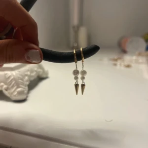 Guldiga örhängen med pärlor och spikes -  Hemmagjorda , Rostfritt stål, 4cm