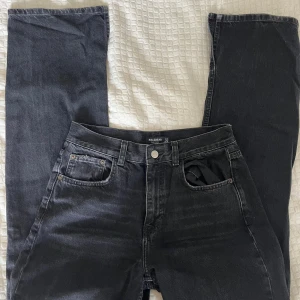 Pull&Bear jeans - Svarta straight jeans från pull&bear i storlek 38!! Skriv om ni har frågor på mått💕💕