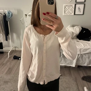 Ljusrosa kofta med knappar - strl M men sitter som en S, använd väldigt få gånger