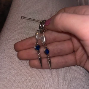 Silverörhängen med pärlor och blå hjärtan -  Rostfritt stål , Hemmagjorda, 6,5cm