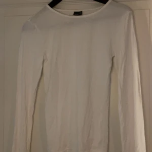 Vitlångärmad Gina  - Nästan helt ny inga tecken på användning 
