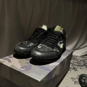 Valentino Garavani Rockrunner sneakers - Snygga Valentino Garavani Rockrunner sneakers i storlek 43 men skulle säga att det sitter mer som 44 dom är i bra skick lite tecken på användning skick skulle säga 7,5/10 allt og box ingår skriv vid minsta fundering! OBS säljer skorna åt en kompis.