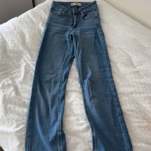 Blå jeansbyxor från g perfect jeans XS - Säljer ett par klassiska blå jeansbyxor från g perfect jeans i storlek XS. De är högmidjade med en slim passform och raka ben. Jeansen har fem fickor, dragkedja och knapp framtill. Perfekta till vardags och lätta att matcha med olika toppar.