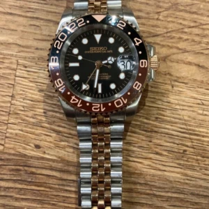 Seiko mod tvåtonad klocka med svart urtavla - Seiko mod i bra skick utan repor. Extra länkar medföljer men ingen låda 