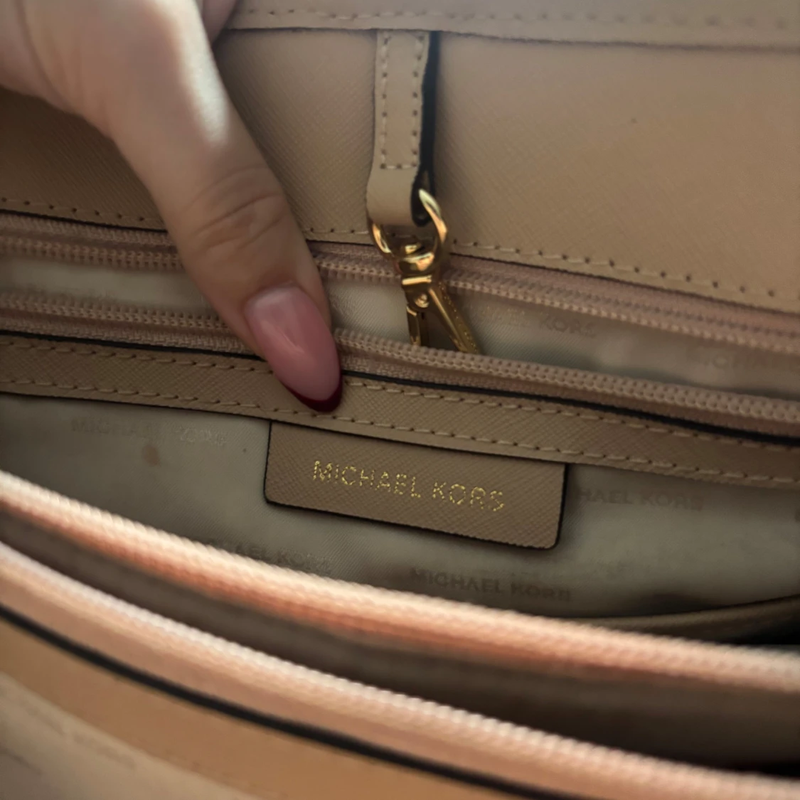 Beige handväska från Michael Kors - 4