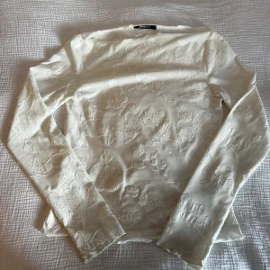 Vit blommig långärmad topp Gina Tricot - Superfin vit långärmad topp från Gina Tricot med diskret blommigt mönster i tyget.                                 Använt fåtal gånger, nypris: 299kr.                                Skickar ditt köp inom 24h!💘