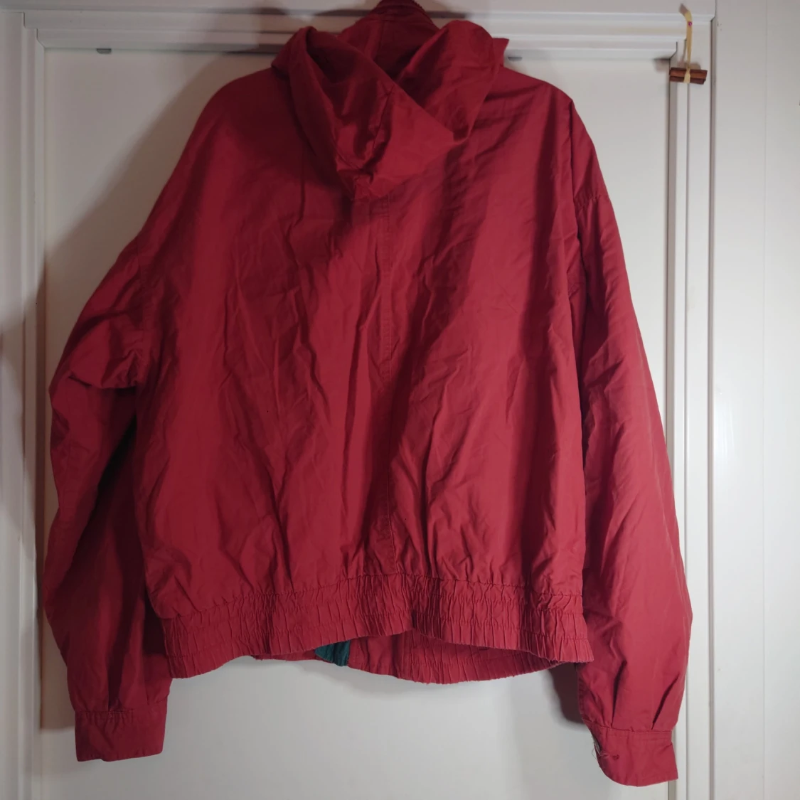 Röd vindjacka från DASH med huva - 2