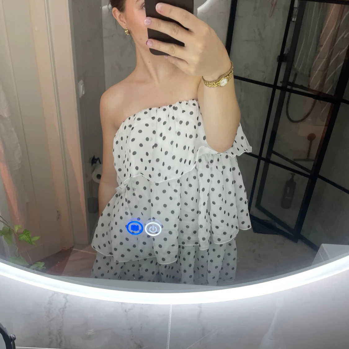 Prickig vit axelbandslös kortklänning