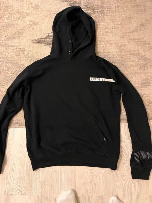 District hoodie  - Bra svart hoodie i storlek M. 