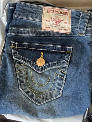 True Religion Joey jeans Arabella W26 - Säljer dessa jeans då jag köpte en storlek för små. Byter jättegärna mot ett par w27 i samma färg, modell och skick om så är möjligt. Jeansen är använda max 5ggr och är i nyskick! Obs. lappen är borttagen då de provanvänts och tvättats skonsamt 1 gång. Nypris 1399kr.