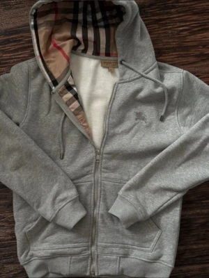 Burberry zipper - En hely ny size M burberry zipper, skön kvalite. Perfekt för både sommarn och vintern. Varm och skön, passar många stil och jag rekommenderar den till de som vill få konplimanger. 