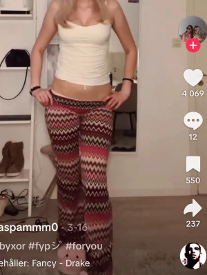 Zigzag bootcut byxor - Bootcut byxor från Tessie med zigzag-mönster. Storlek XXS, men stretchiga så passar XXS-S! (Lite vit färg, inget som syns, samma färg som byxorna, se sista bilden).  (Lånad första bild).