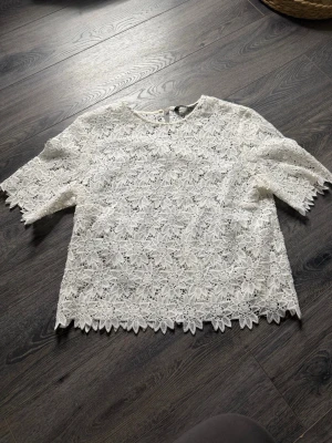 Vit spetsblus från Zara - Smink vid halsen på insidan, syns dock inte på framsidan