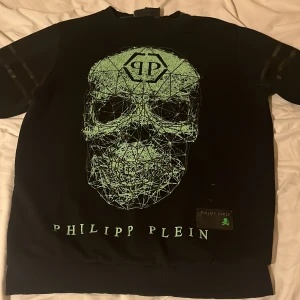Philip plein model  - Det är en Philip plein tröja som är exclusive som är riktigt nice och har en riktigt fin symbol 