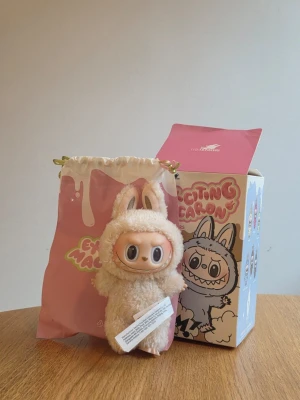 Labubu Popmart Exciting Macaron - Soymilk - Labubu Popmart Exciting Macaron - Soymilk.  Äkta med qr-tag för verifiering. Orginalförpackning och kort medföljer.  Oanvänd, endast öppnad.