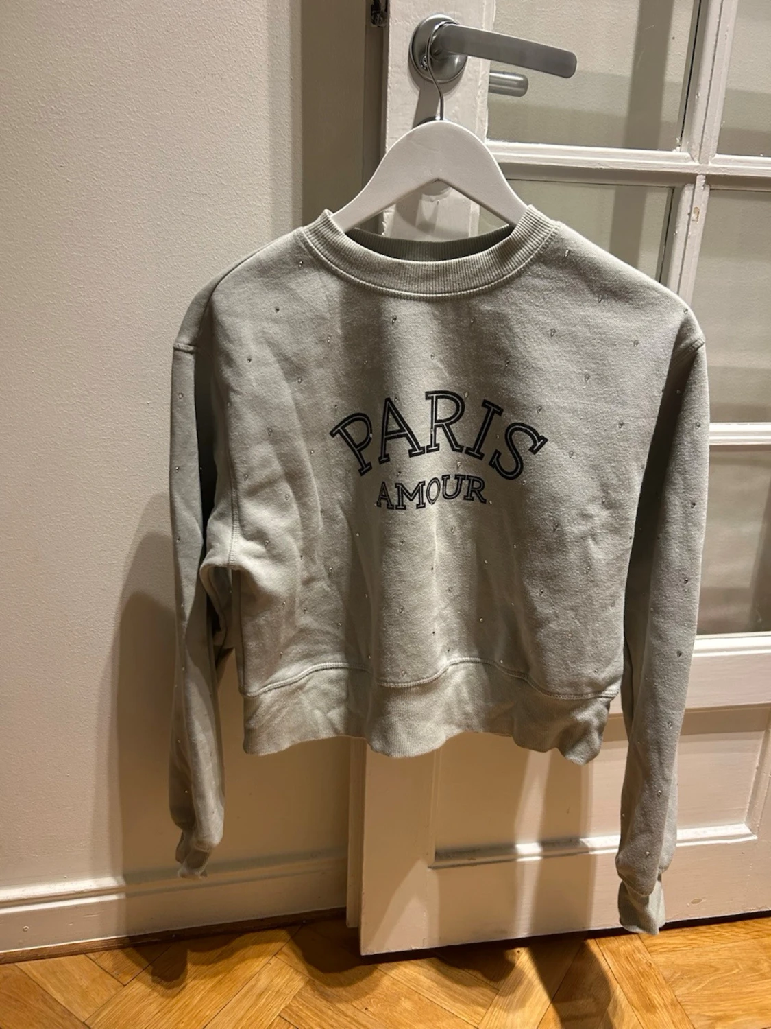 Grå/grön croppad sweatshirt Paris Amour