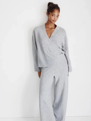 Grå kofta - Säljer en ljusgrå omlottkofta med knyt i sidan. Koftan är stickad i en mjuk ullmix och har lång ärm samt bred ribbad mudd vid ärmslut och nederkant. Perfekt för mysiga dagar och enkel att styla med olika outfits.  Köpte för 370 kr säljer för 150❤️ helt oanvänt ❤️ storlek XXS men passar även till M