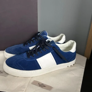 Valentino Flycrew 42 - Säljer dessa riktigt snygga valentino flycrews i storlek 42. Dem är näst intill nyskick som man kan se på bilderna. Allt og ingår (box, dustbags osv). Skriv vid fler frågor eller bilder!