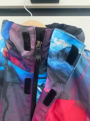 Quicksilver Skid-/vinterjacka - Sparsamt använd skudjavks med luva och liftkortsficka på vänster ärmslut. Storlek Junior 158-164, 12y. (vuxen strlk för  jämförelse 36 dam) 